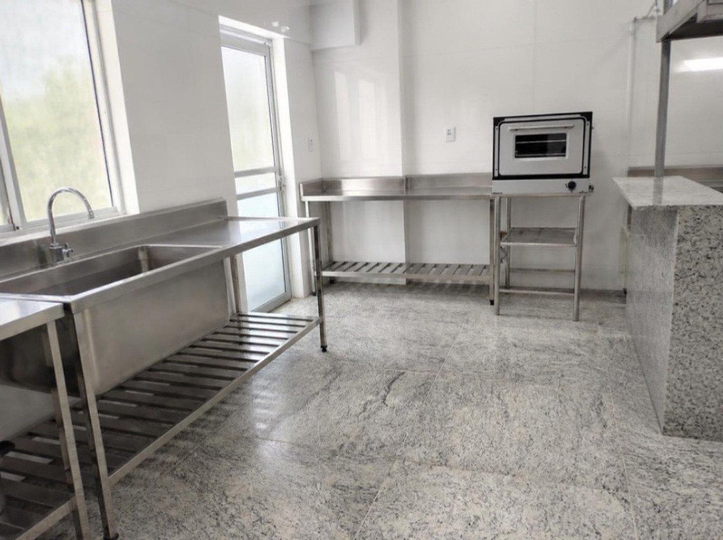 Escolas e creches: ambiente com mobiliário em inox